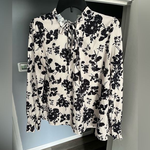 Beautiful Floral Blouse - Picture 2 of 2